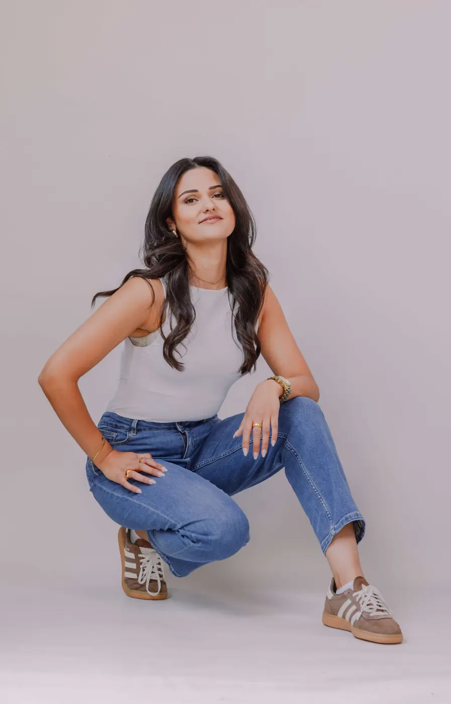 Petite Straight Ankle Jeans – Mid Blue, gedragen door een model van 168 cm in maat S-32