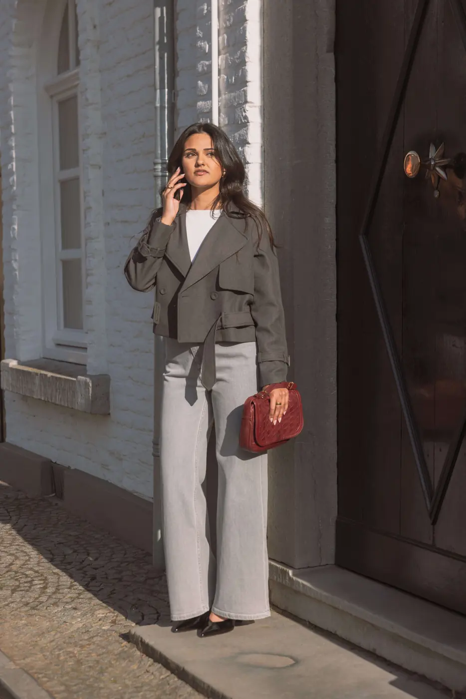 Petite Wide Leg Jeans – Light Grey, gedragen door een model van 168 cm in maat S-32